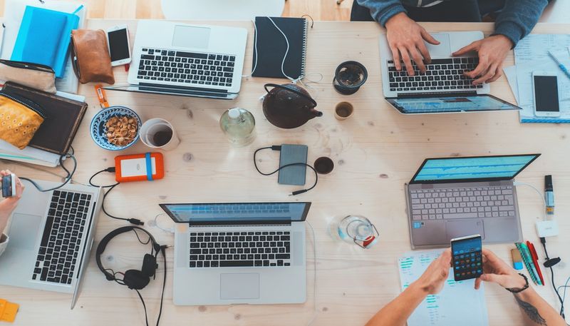 Imprenditore che costruisce il proprio personal brand attraverso i social media